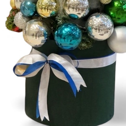 Ornament Christmas Tree Centerpiece luxury flowers DELIVERY TO Cairo AND Egypt