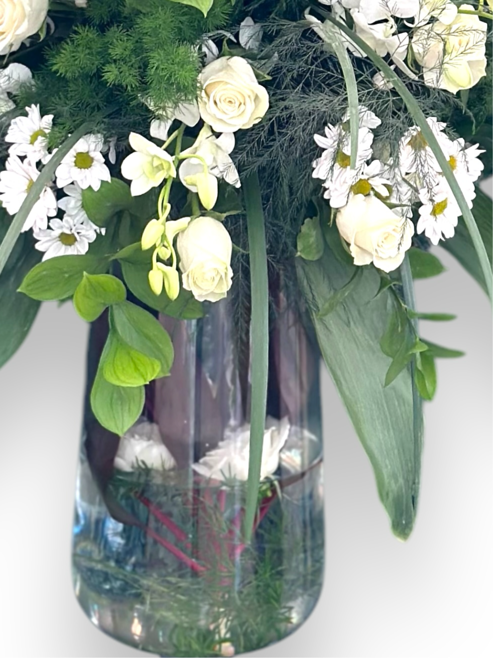 Elegance in White luxury flowers DELIVERY TO Cairo AND Egypt