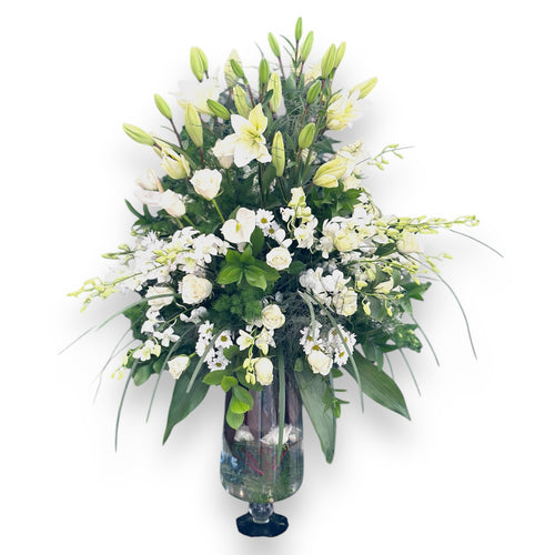Elegance in White luxury flowers DELIVERY TO Cairo AND Egypt
