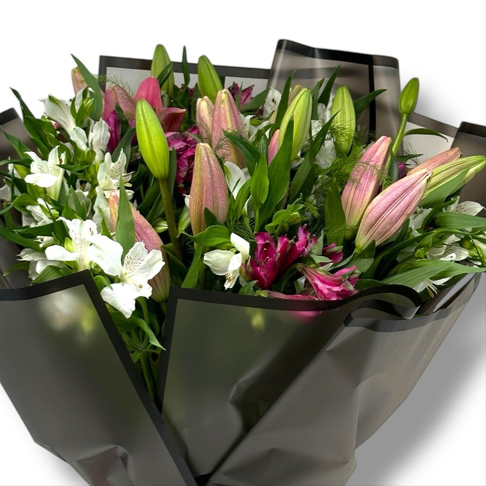 Midnight Elegance Hand Bouquet luxury flowers DELIVERY TO Cairo AND Egypt
