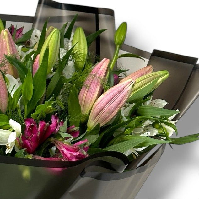 Midnight Elegance Hand Bouquet luxury flowers DELIVERY TO Cairo AND Egypt